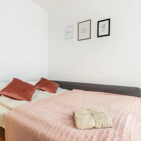 Modern 70m With Private Garden Metro Daire Varşova