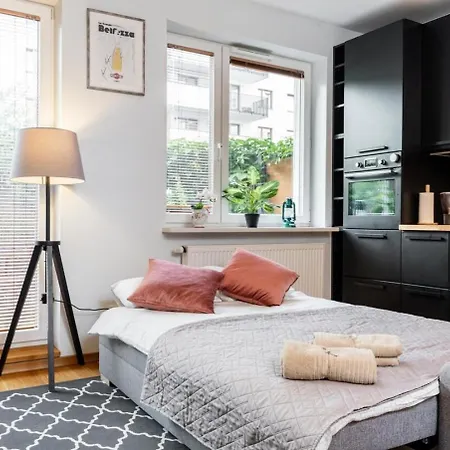 Modern 70m With Private Garden Metro Apartment
