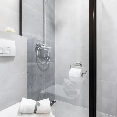 Modern 70m With Private Garden Metro * Varşova