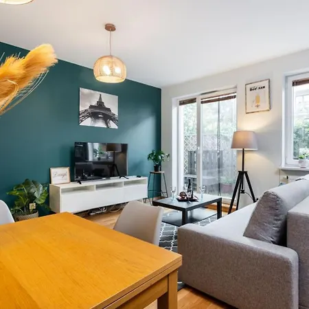 Modern 70m With Private Garden Metro