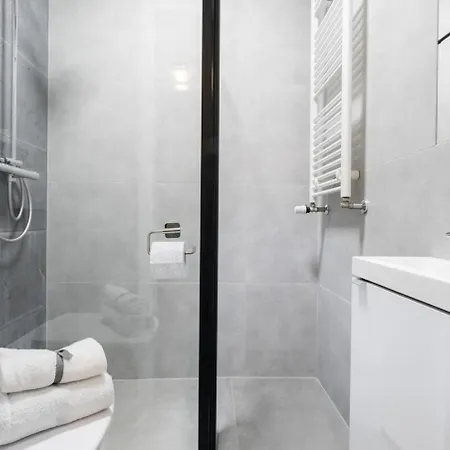 Modern 70m With Private Garden Metro Apartment *