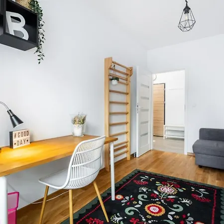 Modern 70m With Private Garden Metro Daire Varşova
